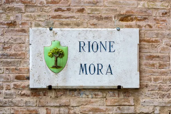 İtalya, Foligno 'daki Rione Mora' nın mermer plaketi,