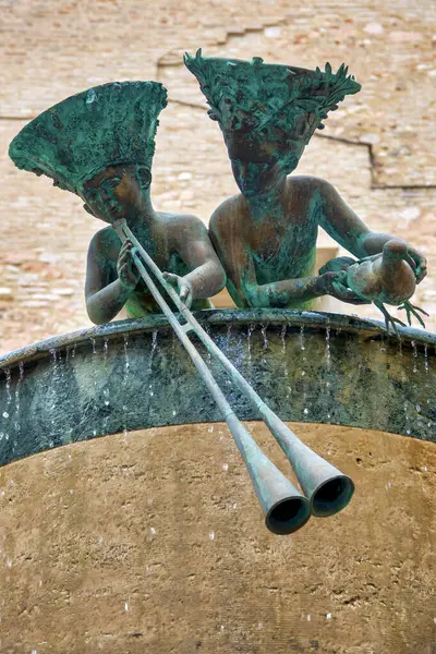 Piazza Don Minzoni, Foligno, İtalya 'da İvan Theimer' in Şehitler Çeşmesinin (Fontana in Memoria dei Caduti) bir detayı..