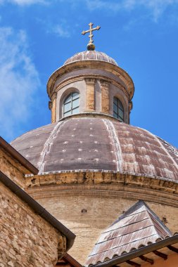 İtalya 'nın başkenti Foligno' daki San Feliciano Katedrali 1543 ve 1548 yılları arasında Giuliano di Baccio d 'Agnolo tarafından tasarlanmış bir 16. yüzyıl kubbesine ev sahipliği yapmaktadır..