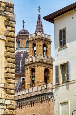 Foligno, Umbria, İtalya 'daki San Feliciano Katedrali, Giuliano di Baccio d' Agnolo tarafından tasarlanmış 16. yüzyıl kubbesi ve orijinal bir alt bölümü ve 1847 yılında mimar Vitali tarafından yenilenmiş bir üst kısmı ile bir çan kulesine sahiptir..