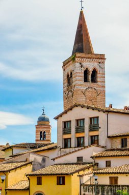San Salvatore (sağda) ve Sant 'Agostino (solda) çan kuleleri Foligno' nun İtalya 'daki tarihi merkezinin üzerinde yükseliyor.. 