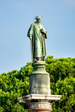 Roma 'daki Colonna di San Lorenzo' nun tepesinde, elinde bir gridiron ve bir kitap tutan Aziz Lawrence 'ın bronz heykeli..