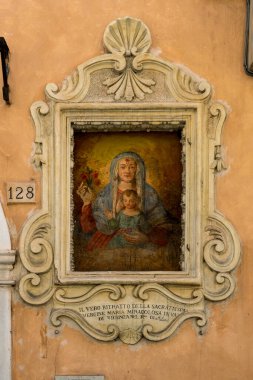 İtalya 'nın Foligno kentindeki Via Garibaldi 128' de bulunan Madonna ve Child 'ın bir freskinin yer aldığı bir sokak aediculası..