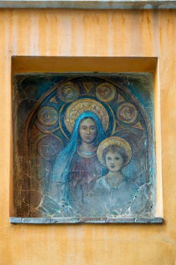 İtalya 'nın Foligno şehrinde bulunan Cesare Agostini Via' da bulunan Madonna ve Çocuğu tasvir eden bir sokak aediculası.