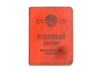 Beyaz arka planda gösterilen kırmızı kapaklı Sovyet askeri kimlik kitapçığı (Voenny bilet).