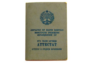 Eðitim Bakanlýðý tarafýndan verilen Azerbaycan SSR 'ýn okul sertifikasý (Attestat) beyaz bir arkaplanda.