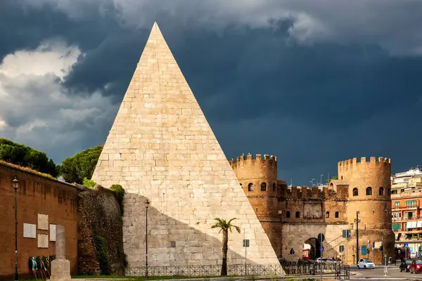 Roma, İtalya 'da Cestius Piramidi ve Porta San Paolo manzarası