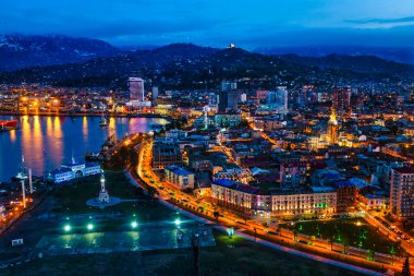 Batumi 'nin aydınlatılmış liman manzarası ve Alfabetik Kule' den ufuk çizgisi, Adjara bölgesi, Georgia.
