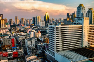 Bangkok 'un Pratunam ilçesinin yüksek açılı görüntüsü, yoğun kentsel gelişim ve yüksek binaları gösteriyor.