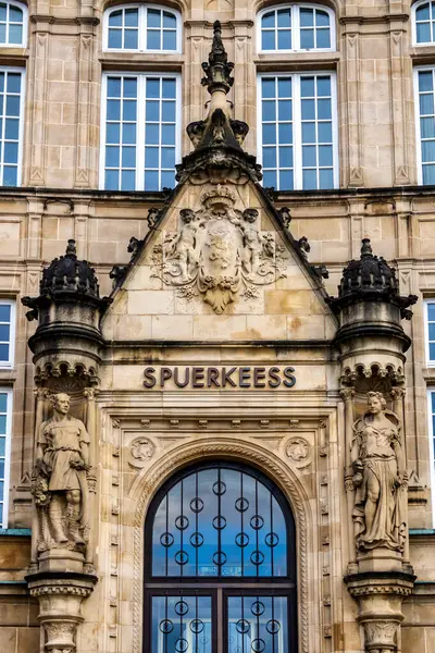 Lüksemburg 'daki devlet tasarruf bankasının ana girişinde alegorik heykeller ve Neo-Rönesans dekorları yer alıyor..