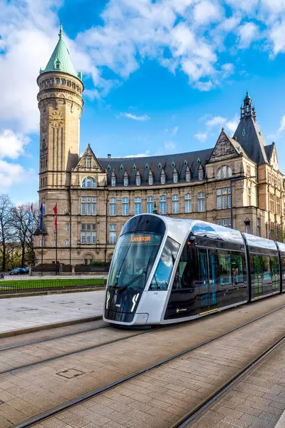 Lüksemburg, Lüksemburg 'daki Place de Metz' de modern tramvay.