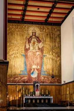 Lüksemburg 'un Lüksemburg şehrindeki eglise du Sacre-Cour' un ana sunağında, melekler ve meleklerin heykelleri tarafından çevrelenmiş, İhtişamlı İsa 'nın altın bir mozaiği yer alıyor.