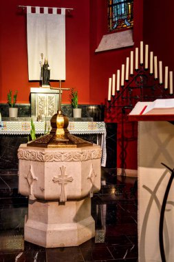 Lüksemburg, Lüksemburg 'da eglise du Sacre-Cour' un vaftiz fontu., 