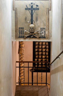 Kurukafalar ve sembolik freskler ziyaretçileri Santa Maria dell Orazione e Morte, Roma, İtalya 'nın bodrumunda karşılıyor..