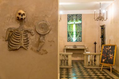 Santa Maria dell Orazione e Morte, Roma, İtalya 'daki türbede bulunan Mori iskeleti ve sunağı anımsa..