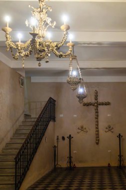 İnsan kemikleri ve kafatasları Santa Maria dell Orazione 'nin mahzeninde bir haç ve avize oluşturur..