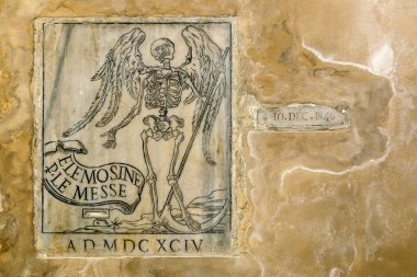 Ölüm Meleği 'nin mermer plaketi, 1846 sel işaretinin yanında, Santa Maria dell Orazione e Morte' nin mahzeninde, Roma 'da, İtalya' da,.