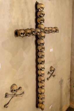Santa Maria dell Orazione e Morte, Roma, İtalya 'daki mezardaki insan kafatası ve kemiklerinden oluşan haçın tam görüntüsü.