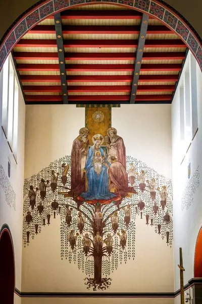 Lüksemburg 'un başkenti Lüksemburg' da Eglise du Sacre-Cour 'un sunağında bulunan Jesse' nin Ağacı, Matthew İncili 'ndeki Christs soyağacını resmediyor..