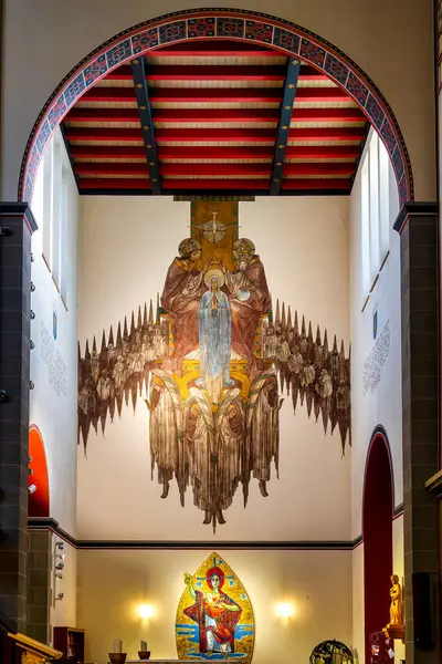 Lüksemburg 'un başkenti Lüksemburg' da eglise du Sacre-Cour 'un sol bahçesinde Bakire Meryem' in Taç Giyme Töreni 'nin duvar resmi..