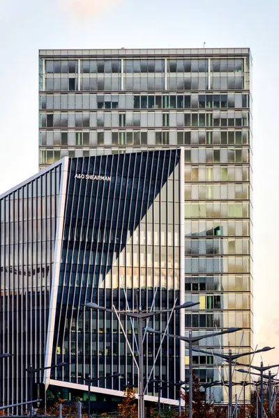 Lüksemburg 'un başkenti Lüksemburg' da bulunan John F. Kennedy Bulvarı 'ndaki A & O Shearman ofisi Kirchberg bölgesindeki modern kurumsal mimariye örnek teşkil etmektedir.