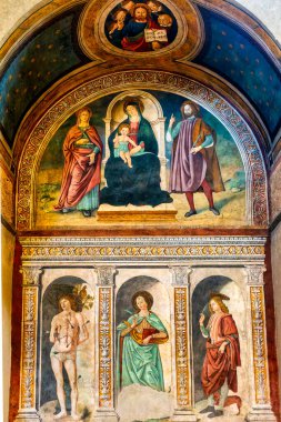 Rönesans aedicula Melozzo da Forl ve Antoniazzo Romano 'nun bir freski ile Santi Vito e Modesto Kilisesi, Roma, İtalya.