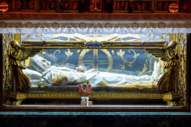 Kutsanmış Anna Maria Taigi 'nin bedeni, İtalya, Roma' daki San Crisogono Bazilikası 'ndaki sunağının altında camdan bir tabutta korunuyor..