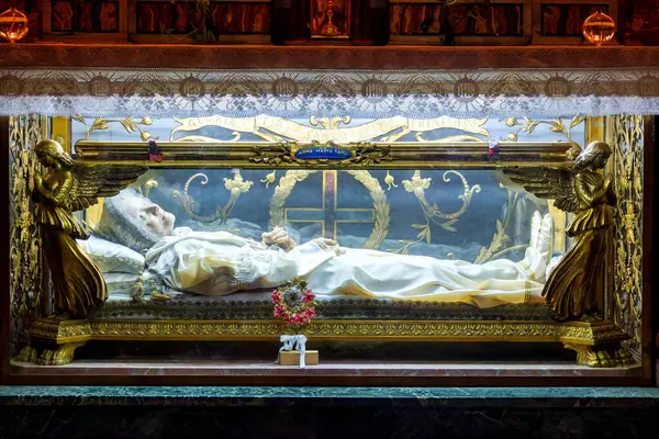 Kutsanmış Anna Maria Taigi 'nin bedeni, İtalya, Roma' daki San Crisogono Bazilikası 'ndaki sunağının altında camdan bir tabutta korunuyor..