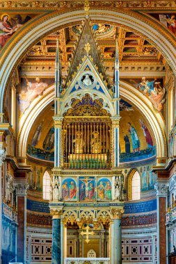 Laterano, Roma, İtalya 'da San Giovanni yüksek sunağı üzerinde 14. yüzyıl Gotik ciboryumu, Aziz Peter ve Paul' un kalıntıları..