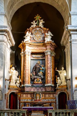 San Francesco a Ripa, Trastevere, Roma, İtalya 'da sıva melekleriyle polikrom mermer sunak..