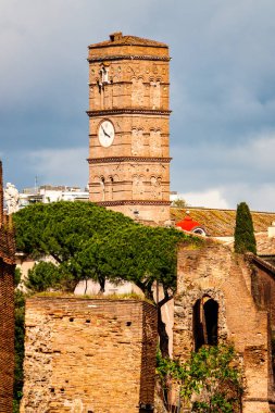 Gerusalemme 'deki Santa Croce' un çan kulesi Roma, İtalya 'daki Aurelian Duvarları' nın üzerinde yükseliyor..
