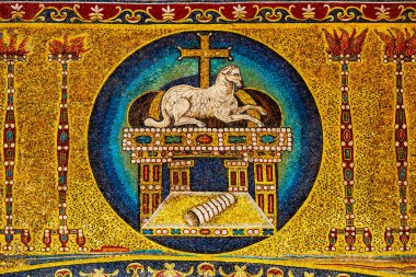 Santi Cosma e Damiano Bazilikası 'ndaki Agnus Dei' nin 6. yüzyıl mozaiği, Roma, İtalya 'da altın bir zemine dayanır..