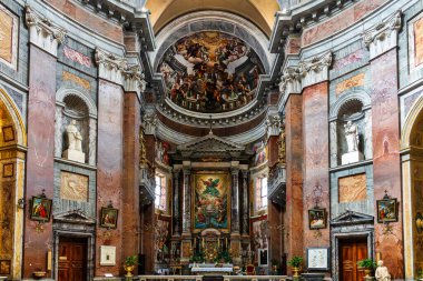 Roma, İtalya 'daki Barok kilisesi Augusta' daki San Giacomo 'nun zengin dekore edilmiş ana sunağı..