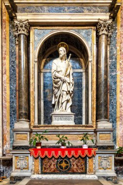 Aziz James 'in mermer heykeli, Ippolito Buzio tarafından Augusta, Roma, İtalya' da San Giacomo 'nun ikinci şapelinde yapıldı.