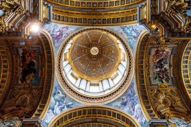 Santi Ambrogio e Carlo al Corso kubbesinin içi, sıva, freskler ve altınla zenginleştirilmiş..