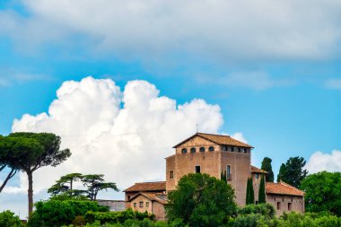 17. yüzyıl San Bonaventura al Palatino Kilisesi 'nin arkasında Palatine Hill, Roma, İtalya.