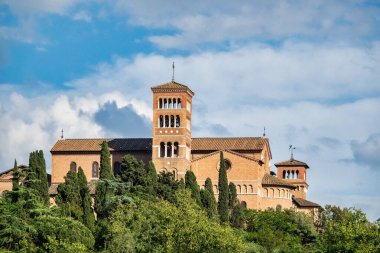 Sant Anselmo All Aventino 'nun batıya bakan görüntüsü, İtalya, Roma' daki Aventine Hill 'deki Benediktine kompleksi.