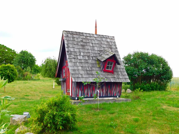 Στραβό Ξύλινο Σπίτι Στον Κήπο — Φωτογραφία Αρχείου