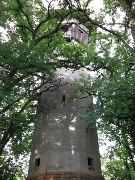 1912年に建てられた老朽化した旧水道塔 — ストック写真