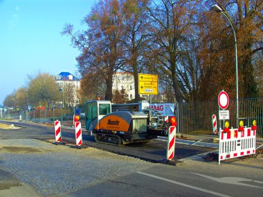 Templin, Brandenburg Uckermark / Almanya - 14 Kasım 2011: Lychner Caddesi 'nde yol çalışmaları