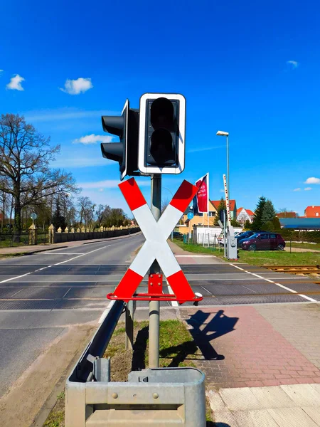 Signalanlage Einem Bahnübergang Mit Schranke lizenzfreie Stockfotos