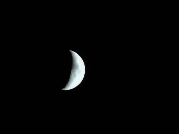 夜空中的月牙形月亮在Uckermark上空 — 图库照片