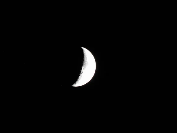 夜空中的月牙形月亮在Uckermark上空 — 图库照片