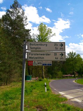 Boitzenburg, Templin, Frstenwerder, Metzelthin yazıtlarıyla Uckermark 'taki bisiklet yolları için işaretler