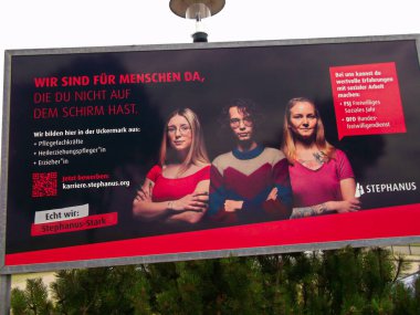 Uckermark, Brandenburg / Almanya 'da Şablon Şehri - 5 Temmuz 2024: Üzerinde yazı olan poster ilanı - Ekranınızda olmayan insanlar için buradayız - Stephanus