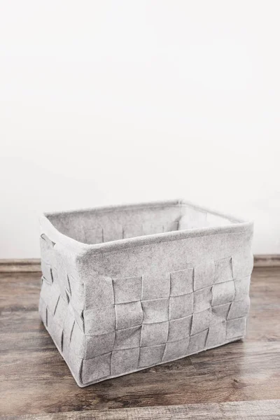 柔らかい灰色のフェルト素材で作られた空の家庭用収納バスケット サイドビュー 正方形のパターン コピースペース — ストック写真