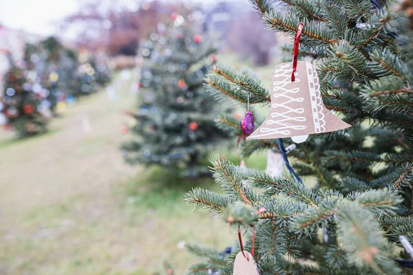 手工制作的棕色纸板纸圣诞铃铛装饰在圣诞树上 Diy Children 循环利用 再利用 循环利用 零废物概念 有选择的焦点 没有雪的背景 — 图库照片