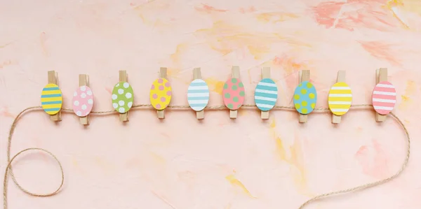 Πολύχρωμες Ξύλινες Καρφίτσες Για Νότες Διακόσμηση Πασχαλινών Αυγών Σχοινί Παστέλ — Φωτογραφία Αρχείου