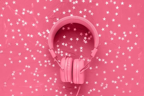 Ακουστικά Εορταστικό Κόκκινο Αστέρια Κομφετί Διακόσμηση Φόντο Στο Χρώμα Του — Φωτογραφία Αρχείου