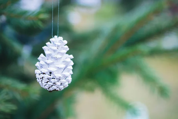 圣诞树上涂了白色的松果 低劣的儿童装饰理念 再利用 再循环 循环利用和零废物概念 选择性聚焦 室外无雪背景 — 图库照片